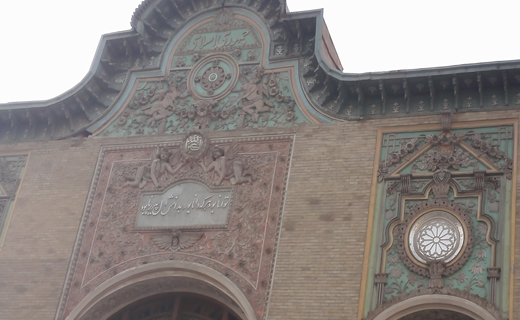 عمارت در حال تخریب است
