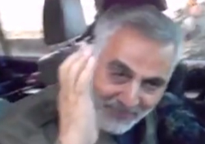 حاج قاسم سلیمانی انگشتری اش را به مدافع حرم هدیه داد + فیلم
