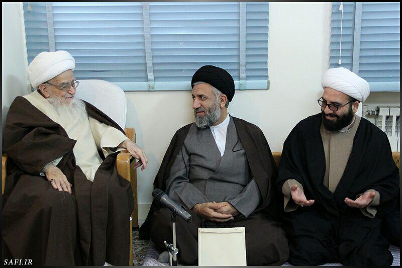 اهدای نشان فاطمی به آیت الله صافی گلپایگانی