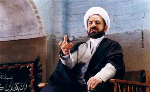 کمال تبریزی در یک ژست کاملاً جدی