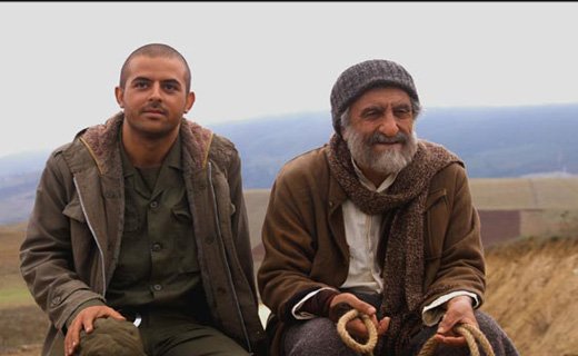 کمال تبریزی در یک ژست کاملاً جدی