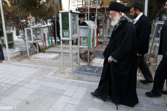 رهبر معظم انقلاب اسلامی در مرقد مطهر امام راحل و گلزار شهدای بهشت زهرا حضور يافتند