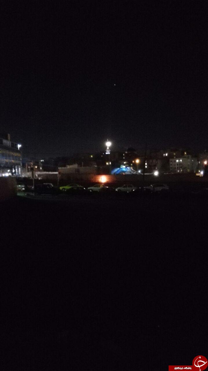 ماه وبرج میلاد در یک قاب + عکس