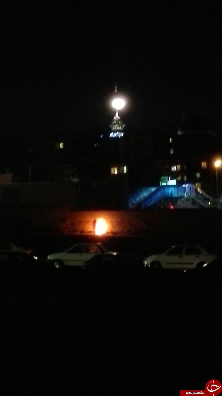 ماه وبرج میلاد در یک قاب + عکس