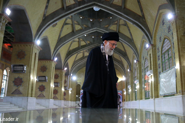 رهبر معظم انقلاب اسلامی در مرقد مطهر امام راحل و گلزار شهدای بهشت زهرا حضور يافتند