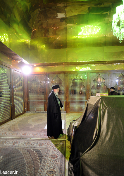 رهبر معظم انقلاب اسلامی در مرقد مطهر امام راحل و گلزار شهدای بهشت زهرا حضور يافتند