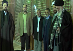 اقامه نماز حضرت آیت‌الله خامنه‌ای در کنار ضریح حضرت امام خمینی (رحمه‌الله) + فیلم