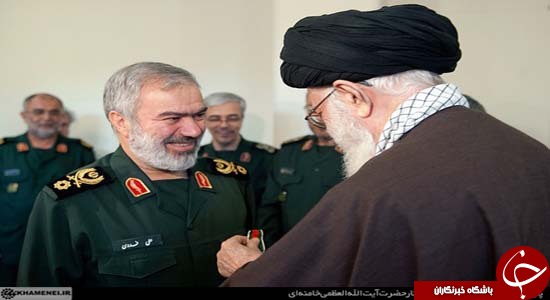 نشان فتح فرمانده معظم کل قوا بر سینه  