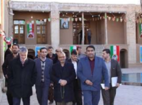 آغازبرنامه های ایام الله فجر انقلاب اسلامی با گلباران بیت امام (ره) در خمین