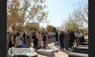 غبار روبی مزار شهدای در ایام دهه فجر