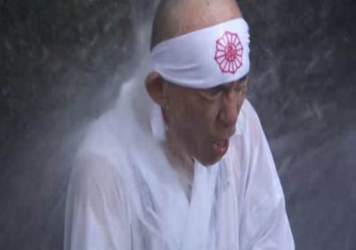 مراسم تزکیه روح در میان آبشار سرد در فصل زمستان + تصاویر