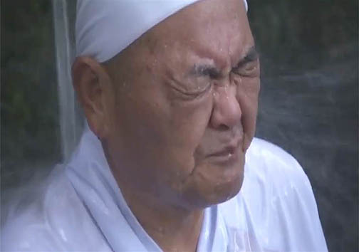 مراسم تزکیه روح در میان آبشار سرد در فصل زمستان + تصاویر