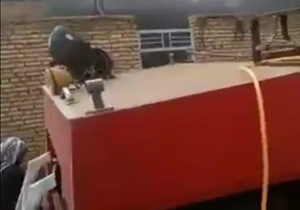 لحظه وقوع حادثه و پر کردن مخزن آتش نشانی با شلنگ همسایه + فیلم