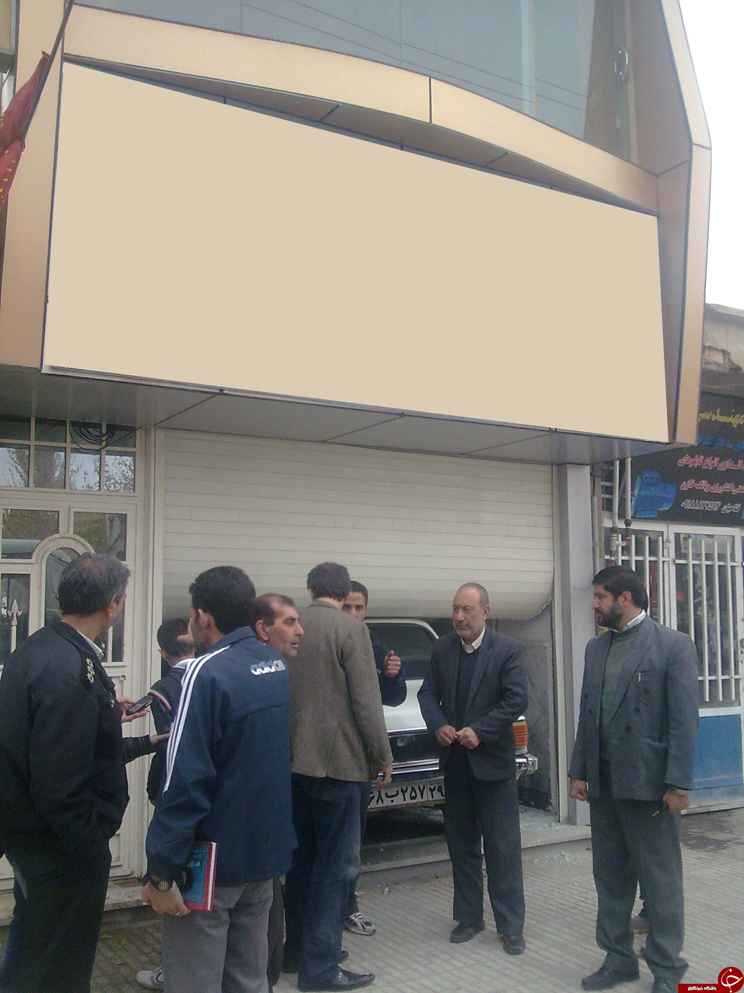 پارک خودرو در مغازه + عکس