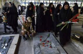 مراسم مهمانی لاله ها با گلباران مزار شهدا برگزار شد