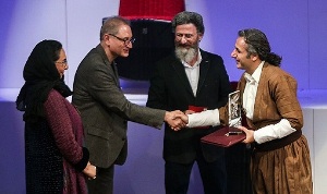 هنرمند کردستانی برنده جایزه ی پوستر سی و چهارمین جشنواره فیلم فجر شد