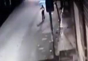 لحظه تصادف دلخراش خودرو با یک عابر + فیلم