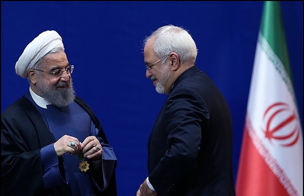 رئیس&zwnj;جمهور به اعضای تیم مذاکرات و خانواده شهدای هسته&zwnj;ای نشان&zwnj; دولتی اعطا کرد