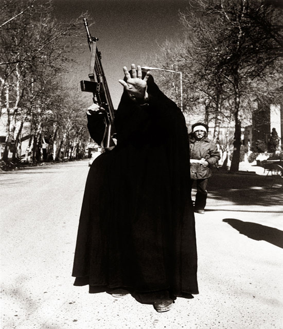 عکس: زن مسلح در دانشگاه تهران