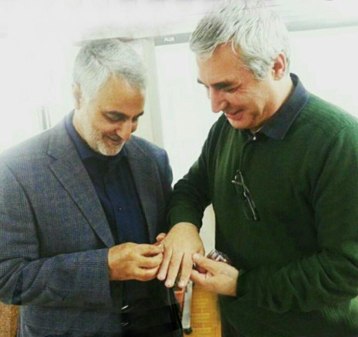 حاتمی&zwnj;کیا با سردار سلیمانی دیدار کرد/ اهدای انگشتر مدافعان حرم به کارگردان &laquo;بادیگارد&raquo; + تصاویر