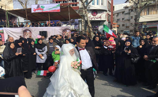شرکت در راهپیمایی با لباس عروسی (عکس)