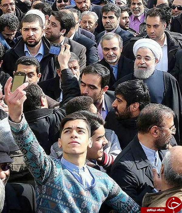 سلفی امروز روحانی در راهپیمایی +عکس
