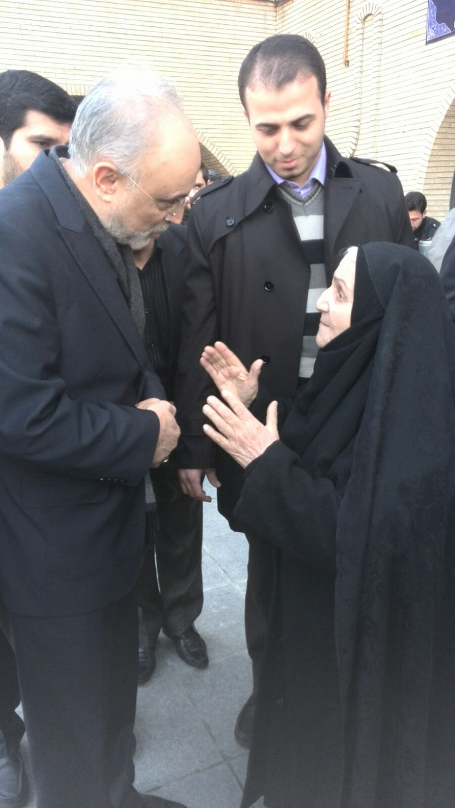 از نمره فوتبالی فردوسی پور به برجام تا پیرزنی خطاب به صالحی؛ پسرم تو دهن آمریکا بزن! + عکس