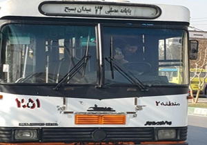 خواندن روزنامه در حین رانندگی + فیلم