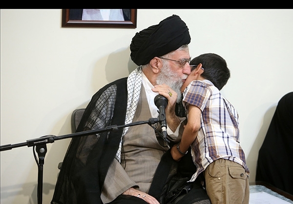 حاشیه&zwnj;های دیدار جمعی از خانواده&zwnj;های شهیدان مدافع حرم با رهبر معظم انقلاب +تصاویر