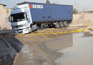 گرفتار شدن این تریلی در یک باتلاق + فیلم