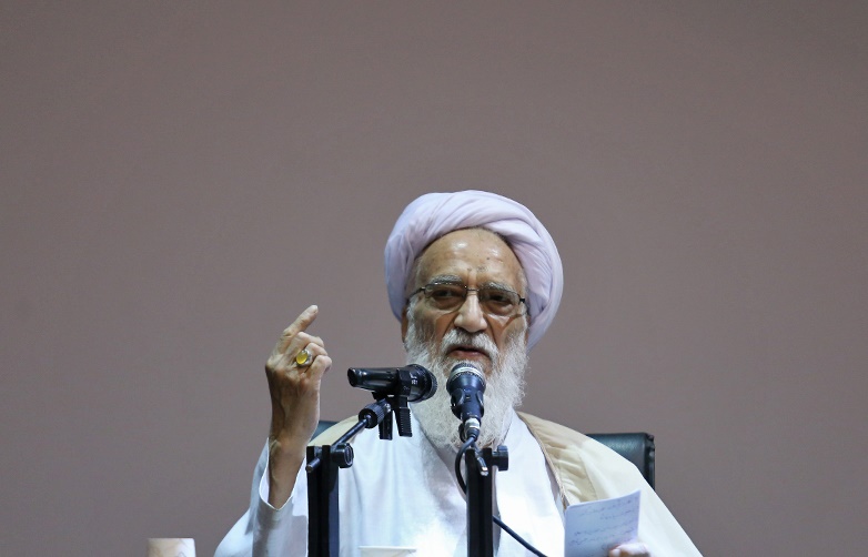 کسانی باید در مجلس و خبرگان حضور پیدا کنند که جرأت مقابله با آمریکا را داشته باشند