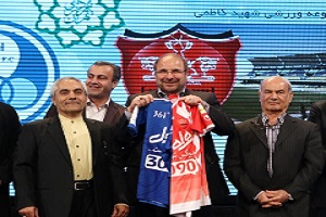 مراسم اهدای پیراهن سرخابی ها به قالیباف+فیلم