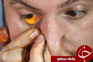 رنگین کمانی از اشک درچشمان یک مرد