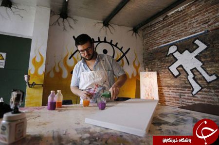 رنگین کمانی از اشک درچشمان یک مرد