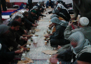 پذیرایی از زائران عراقی امام رضا(ع) + فیلم و تصاویر