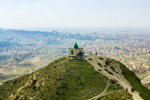 زیارتگاهی در قله قاف