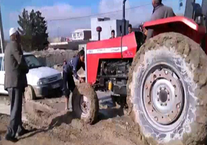 گرفتار شدن خودروها در خیابان های باتلاقی + فیلم
