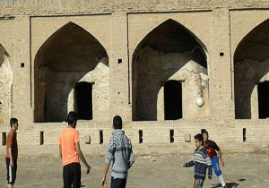 فوتبال در حیاط کارونسرای دوران صفوی + تصاویر