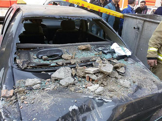 خسارت مالی فراوان، در پی سقوط ناگهانی تابلوی تبلیغاتی و سردر یک نمایشگاه