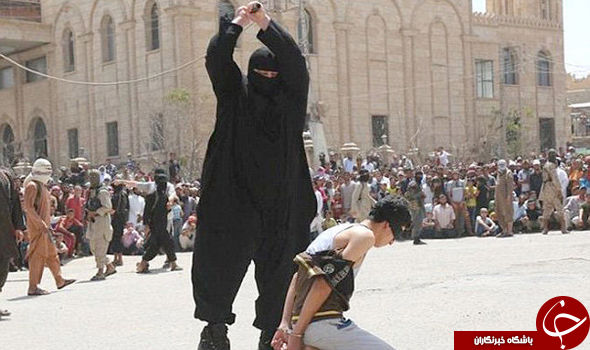 جلاد بولدوزر داعشی در حال گردن زدن + عکس