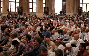 روحانیون مسئولیت دفاع از کشور و اسلام را به عهده دارند