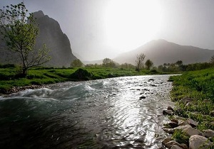 نوژی وران سرابی دل انگیز در دامنه ی کوه  تاریخی بیستون