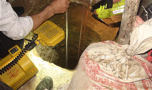 نجات معجزه آسای کارگر 50 ساله، پس از سقوط به داخل چاه 12 متری