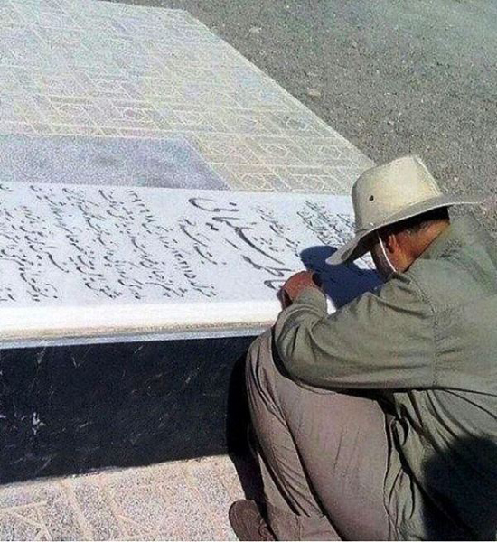 &laquo;سردار سلیمانی&raquo; بر سر مزار مادرش +عکس