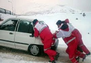 امداد رسانی به خودروهای گرفتار در کولاک