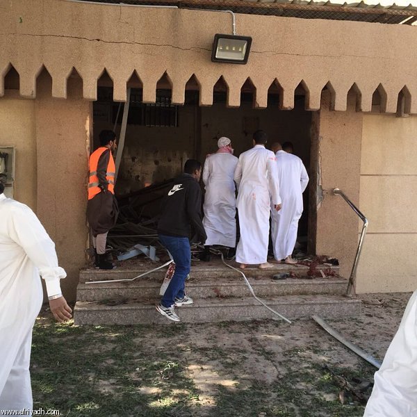 انفجار در مسجد شیعیان عربستان/ دست کم 3 نفر شهید شدند