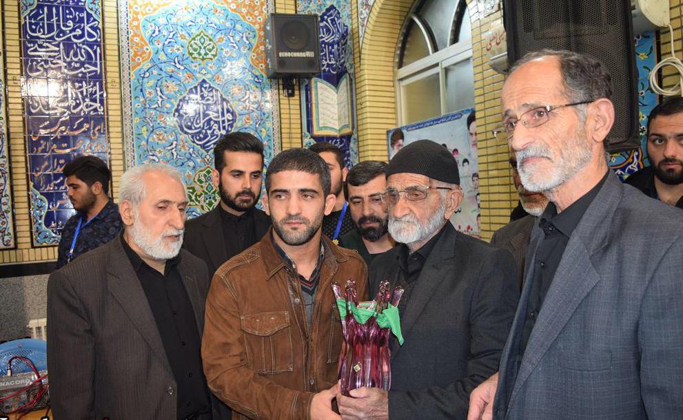 جام قهرمانی بر دستان پدر شهید مدافع حرم