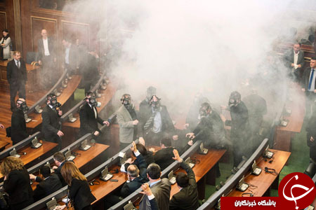 گشتی در تصاویر خبری شنبه اول اسفند/ از شلیک گاز اشک&zwnj;آور در پارلمان کوزوو تا دلالان بازار فلزات