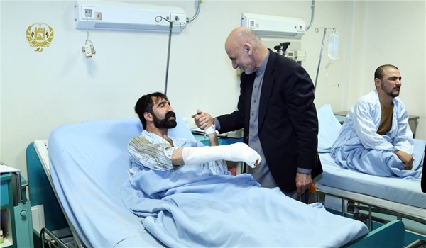 غنی به عیادت مجروحین حادثه تروریستی کابل رفت +عکس