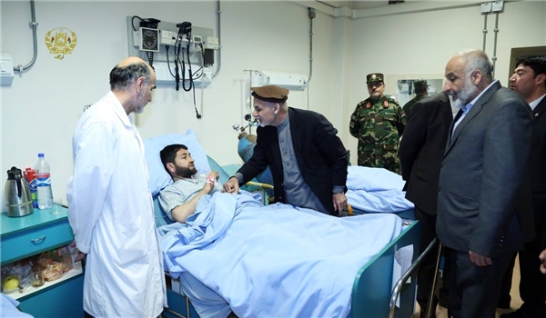 غنی به عیادت مجروحین حادثه تروریستی کابل رفت +عکس